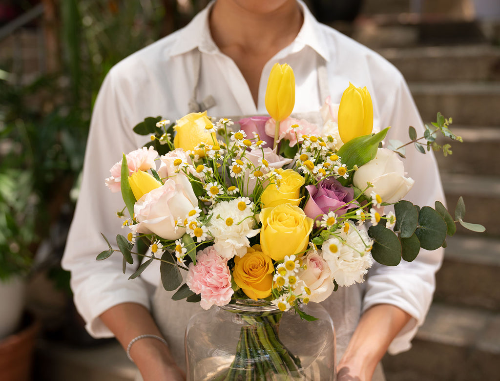 florist with seasonal flower 